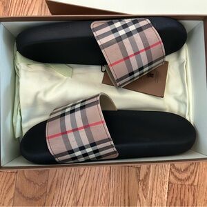 🔥🔥Burberry Black and Beige Check Slides